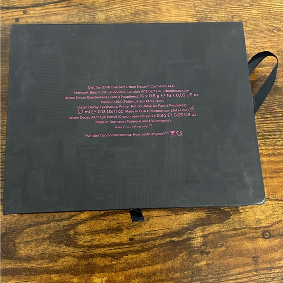 Urban Decay Book of Shadows UD ❤️ NYC Collector’s Edition Palette Vintage - Picture 11 of 14